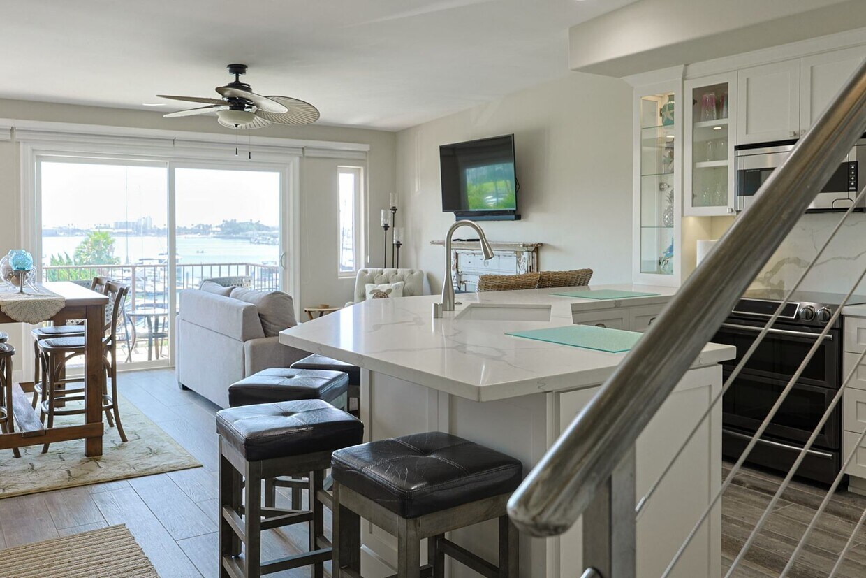 Foto principal - Spectacular 2 Bd/2Ba Glorietta Bay Condo.