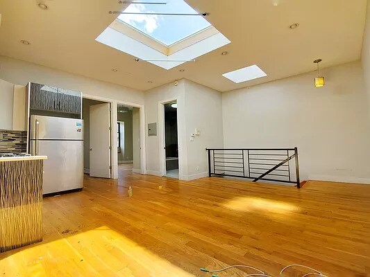 Primary Photo - 979 Greene Ave