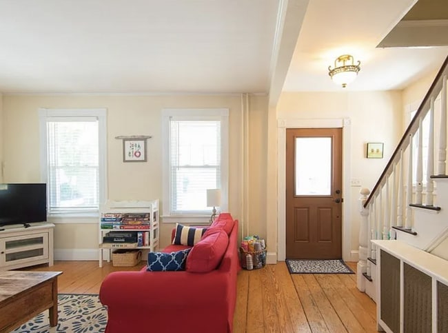 Building Photo - "Charming 2-Bed Retreat with Modern Touche...