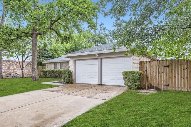 Building Photo - 5607 Circlegate Dr