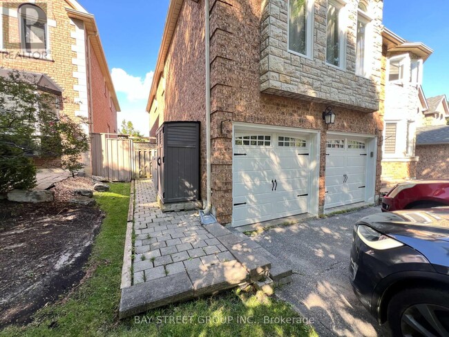 Building Photo - 6 Briardale Pl