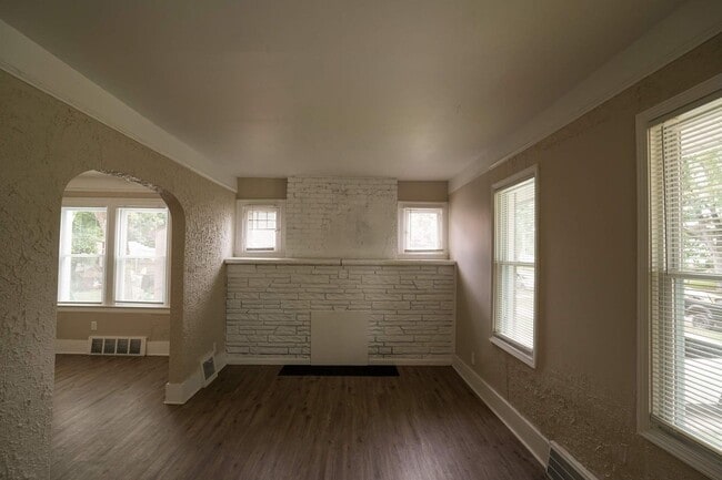 Building Photo - Fully Renovated 3-Bedroom Home  Move-In Re...