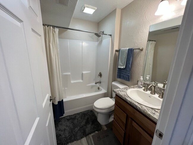 Building Photo - Beautiful newly remodeled home