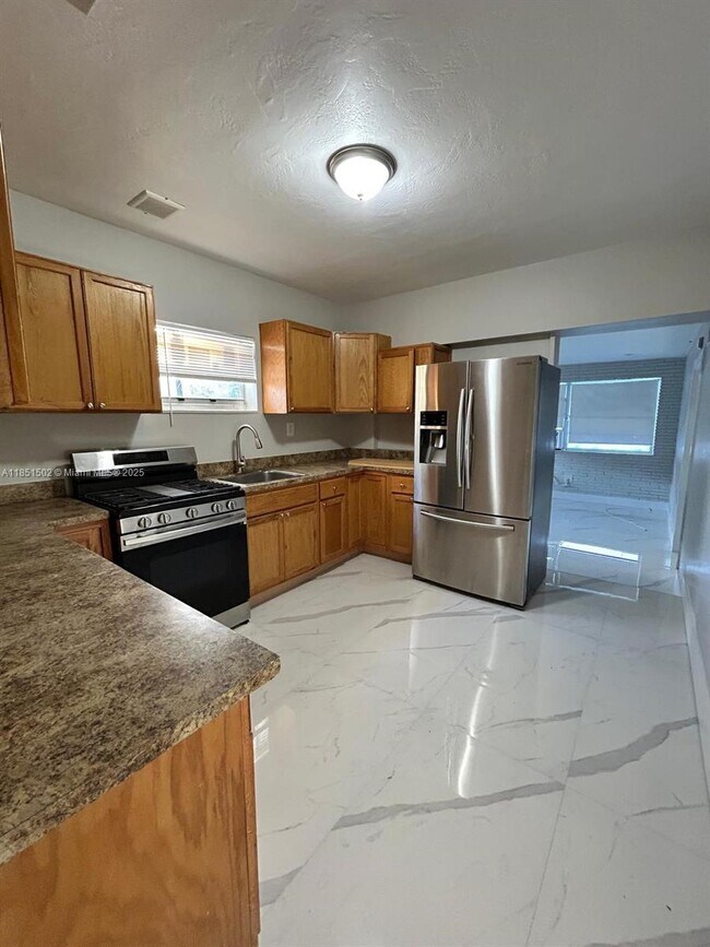 Foto del edificio - 2071 NE 167th St
