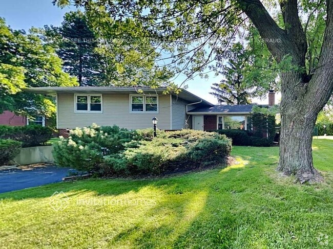 Building Photo - 2833 Briarwood Dr E