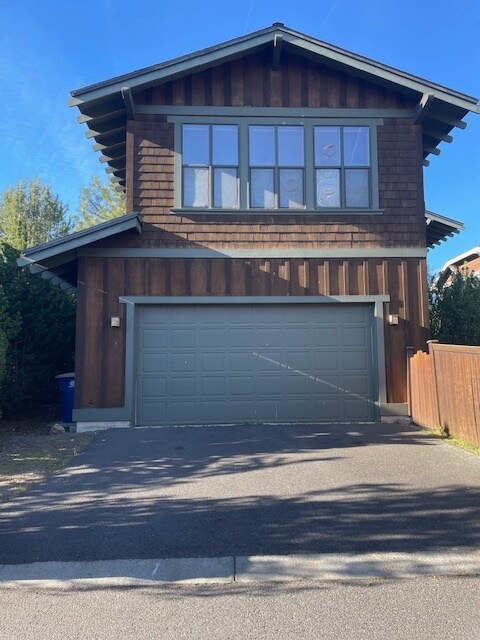 Foto del edificio - 2548 NW ORDWAY AVE