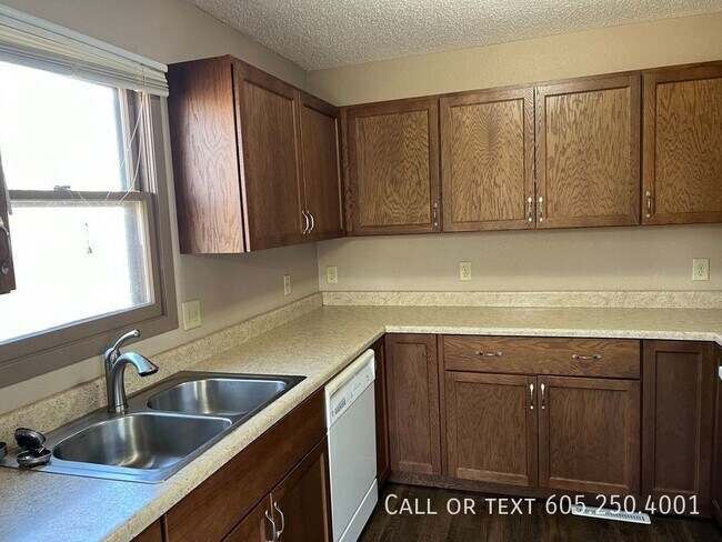Building Photo - Cozy Charm in Sioux Falls Haven