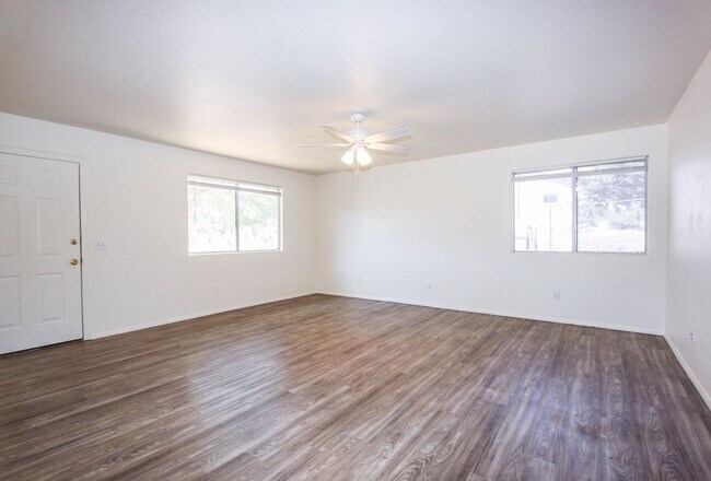 Foto del edificio - 2 Bedroom Duplex with Fenced Yard