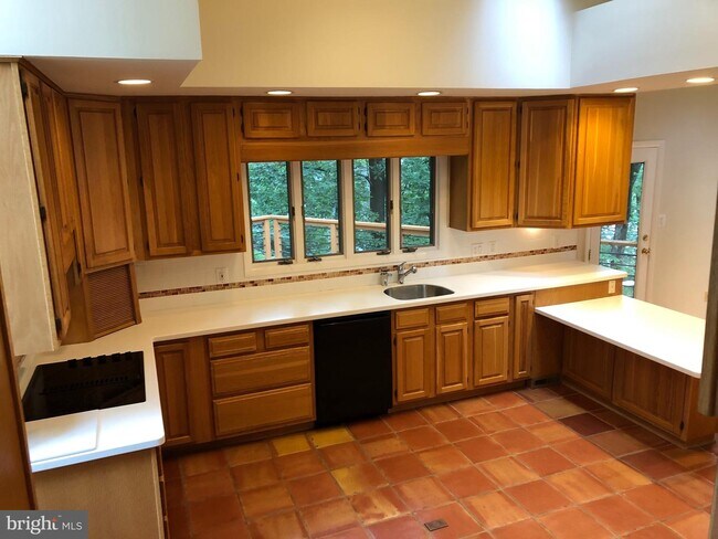 Building Photo - 3800 Lakeview Terrace