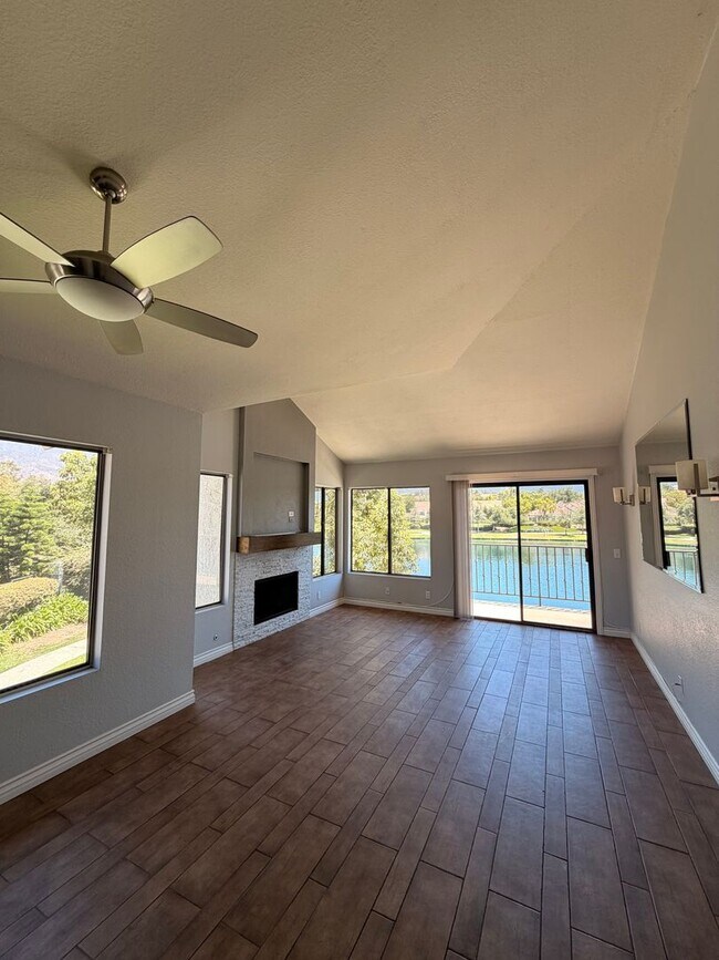 Foto del edificio - Adorable 2 bedroom/2 bathroom Condo with Gorgeous Lake Views!