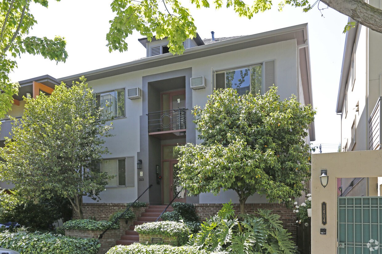 Moore Manor Apartments in Sacramento, CA