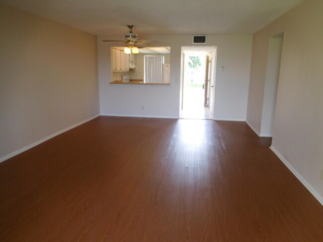 Foto del edificio - 2794 Tennis Club Dr