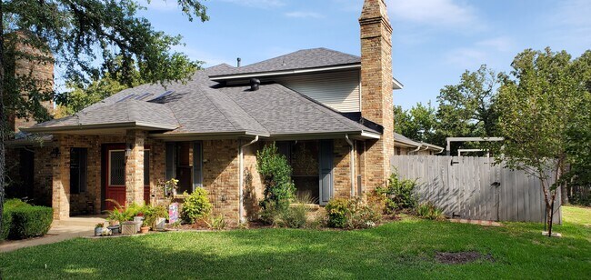 Building Photo - 204 Hollyhill Ln