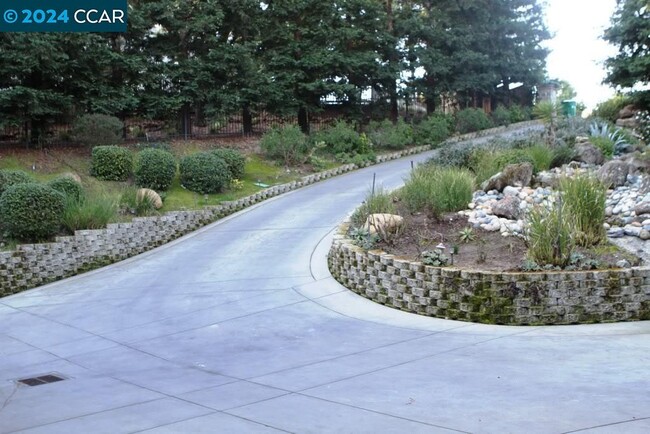 Building Photo - 1364 Laverock Ln