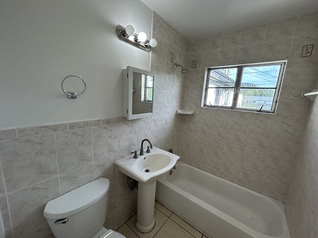 Foto del edificio - "Charming 3-Bedroom Home in St. Petersburg...
