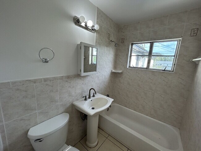 Foto del edificio - "Charming 3-Bedroom Home in St. Petersburg with Spacious 1,199 Sq Ft Layout!"