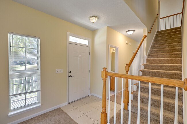 Foto del edificio - Spacious Home on Serene Pond Lot in Belle ...