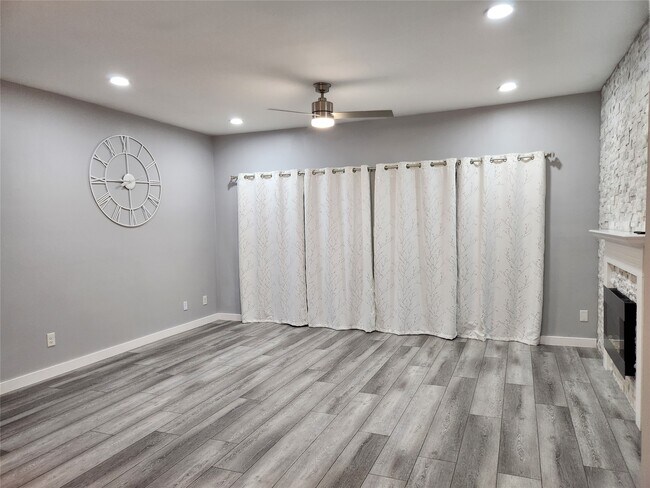 Building Photo - 6500 Harbor Town Dr