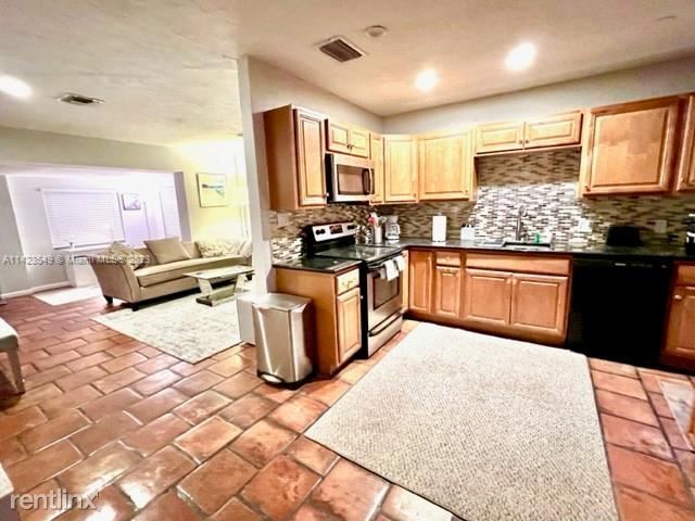 Foto del edificio - 3 br, 1 bath House - 1335 NE 13th Ave
