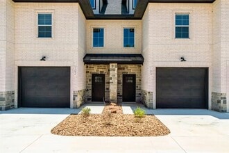 Building Photo - 1540 W Long