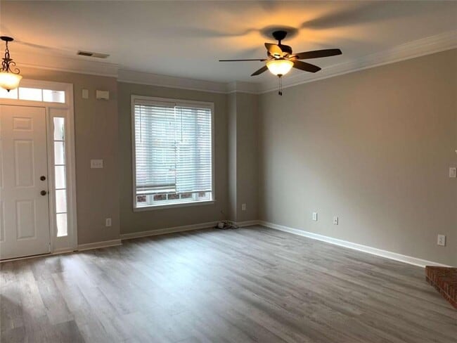 Building Photo - 1743 Heights Cir