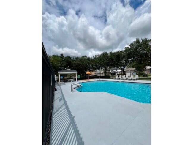 Building Photo - 4 bedroom 2 bath home Near UCF Lawn Servic...