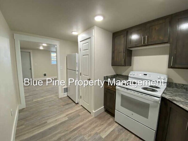 Building Photo - 411 Gladstone St