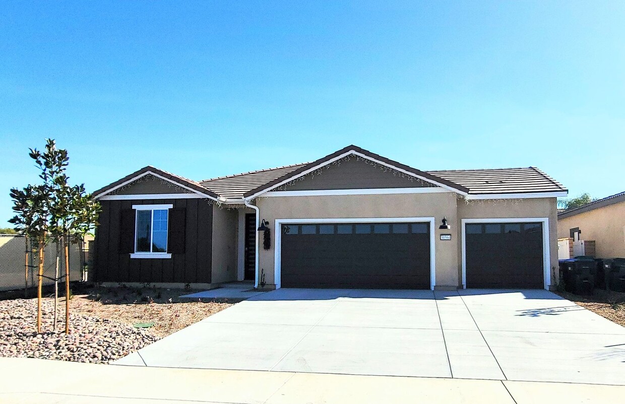 Primary Photo - Gorgeous New Lennar Home - Lots of Upgrade...