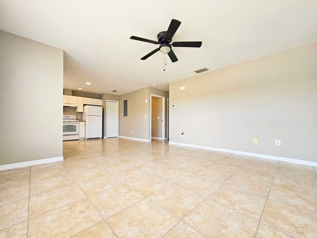 Foto del edificio - Charming 3-bedrooms and 2 baths, tiled thr...