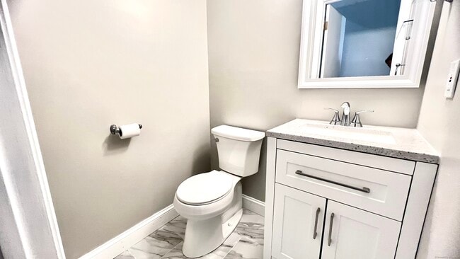 Building Photo - 16 Maple St