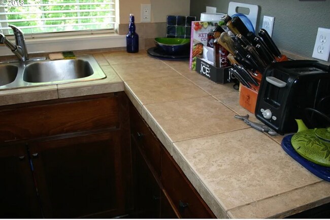 Building Photo - 696 NE Adwick Dr