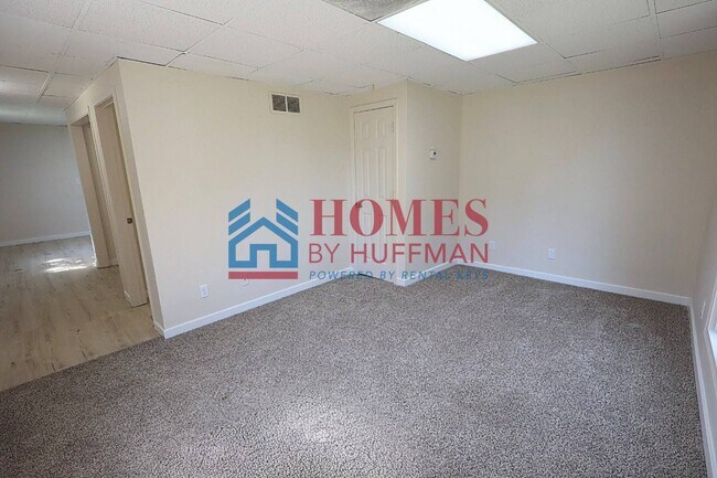 Building Photo - Two Bedroom House | Updated w/ Appliances