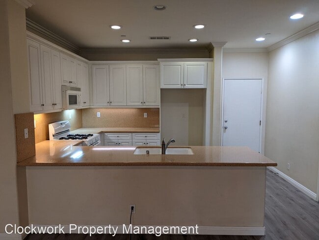 Building Photo - 4 br, 3.5 bath House - 12492 Castelo Ln
