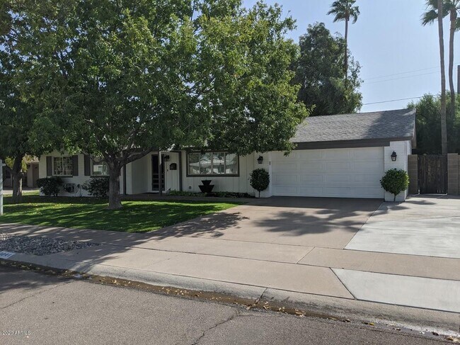 Building Photo - 3041 E Shangri-La Rd
