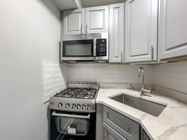 Building Photo - 508 W Belmont Ave
