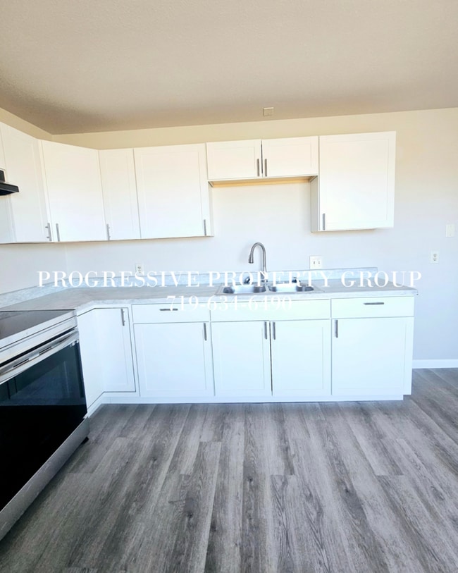 Building Photo - Beautiful townhome with private backyard