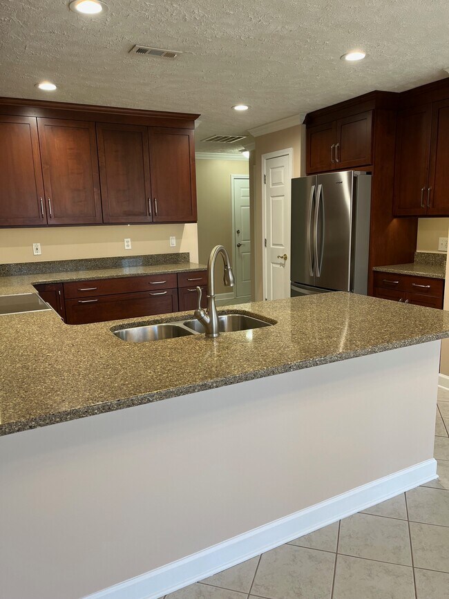 Vista desde el comedor hacia la cocina. - 2233 Whitney Ct