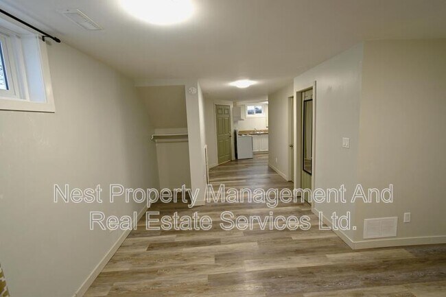 Building Photo - 2401 Pine St