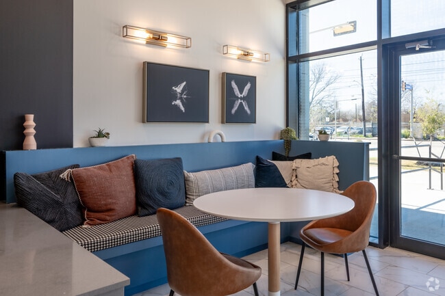 Clubhouse- Leasing Office - GSH Houston at U of H