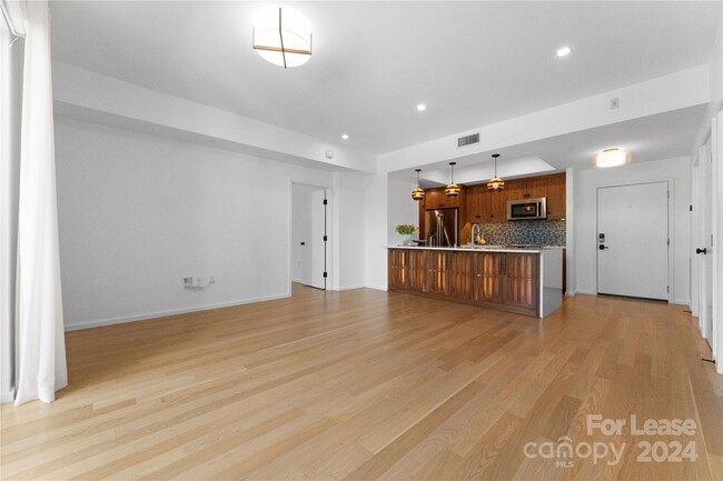 Foto del edificio - 300 E 5th St