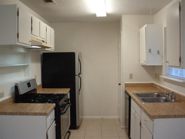 Building Photo - 19443 Cypress Bay Dr