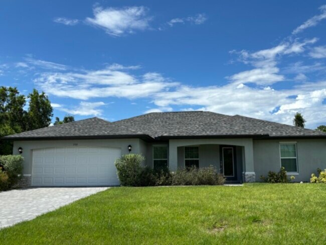 Foto del edificio - Spacious 4 Bedroom 2 Bath Home in NW Cape! Coming Soon!