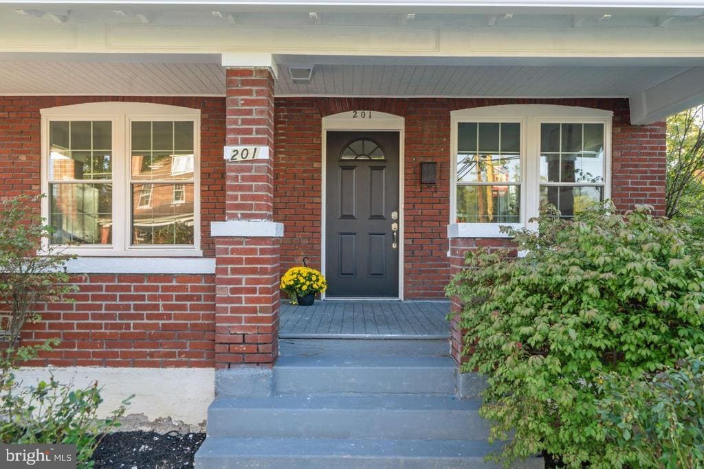 Primary Photo - 201 Parkway St