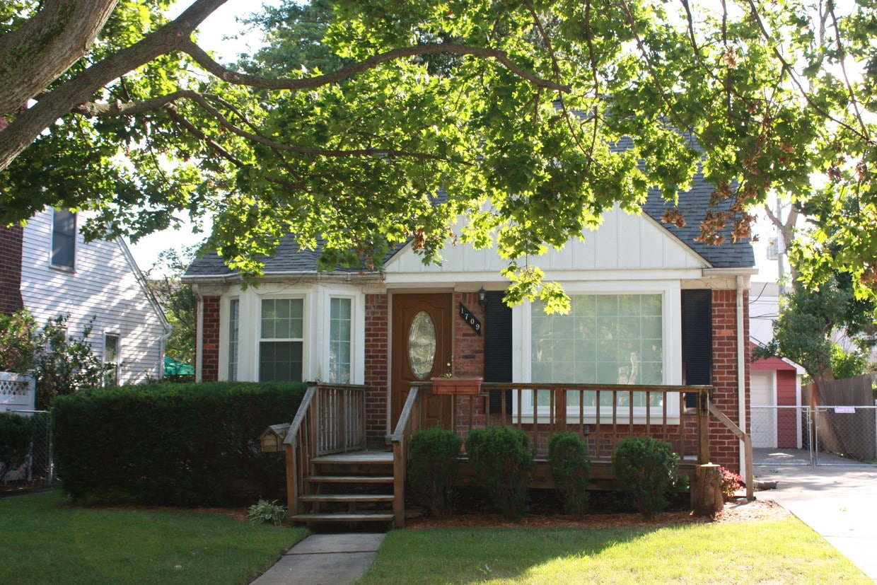 Front of house - 1709 W Farnum Ave