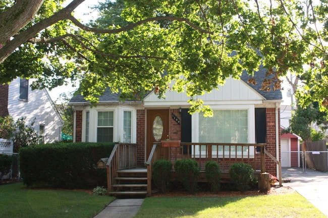 Building Photo - 1709 W Farnum Ave