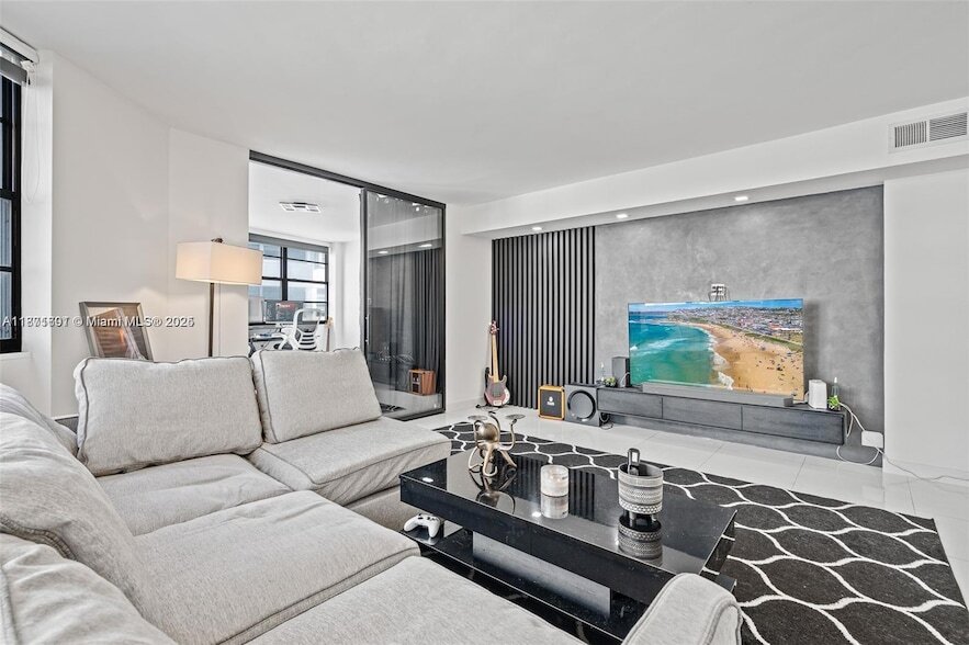 Primary Photo - 999 Brickell Bay Dr