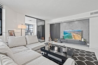 Building Photo - 999 Brickell Bay Dr