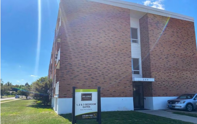 Building Photo - RENOVATED 2 BEDROOM APARTMENT ON UPPER FLOOR! FREE MONTH'S RENT!