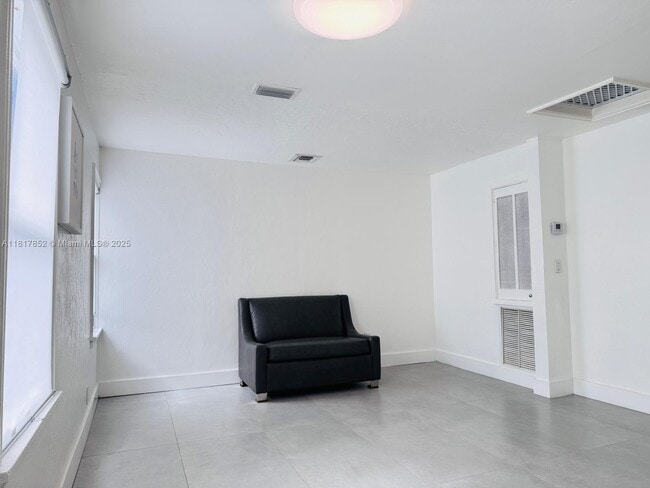 Building Photo - 1021 NE 33rd St