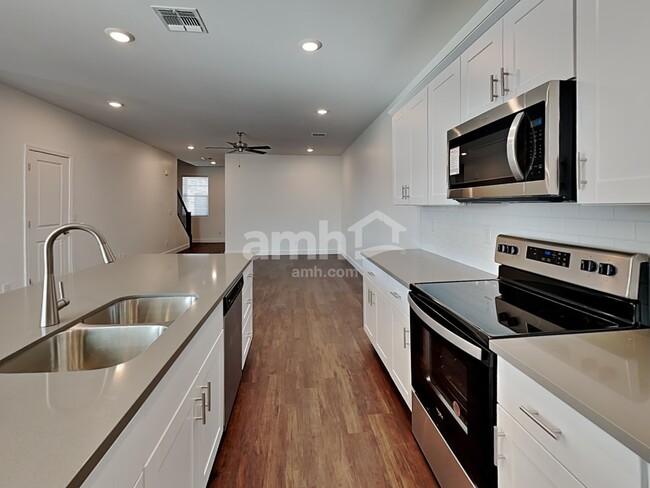 Building Photo - 6119 W Calle Bilboa